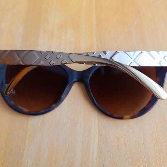 Burberry Sunglasses - Picture 4 of 10